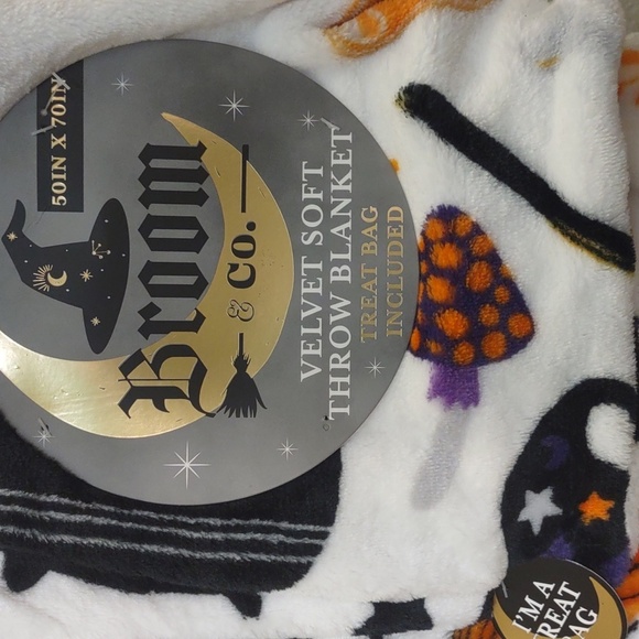 HALLOWEEN Witchy Velvet soft throw blanket treat bag included 50x70in - Picture 3 of 8